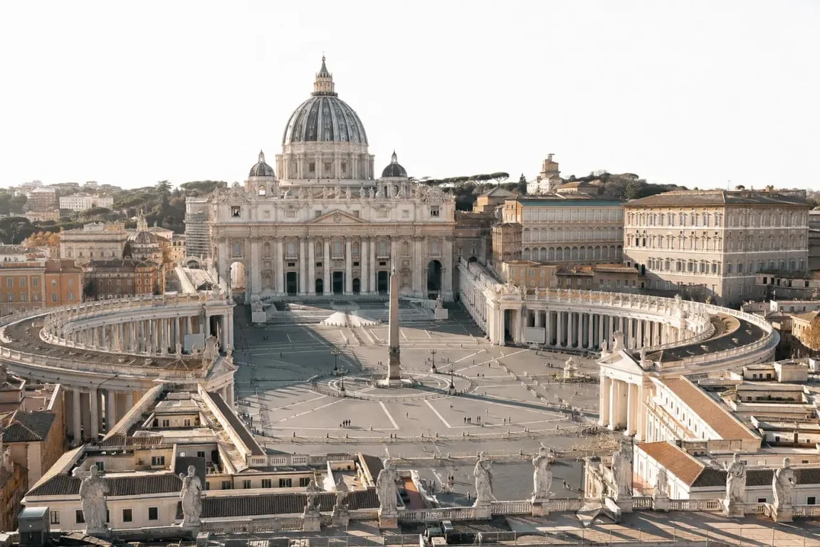 Monument à Rome : la basilique Saint-Pierre et la place du Vatican