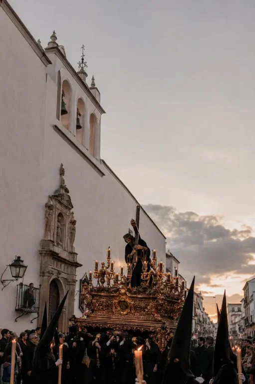 Procession de la Semaine sainte en Espagne dans une rue historique